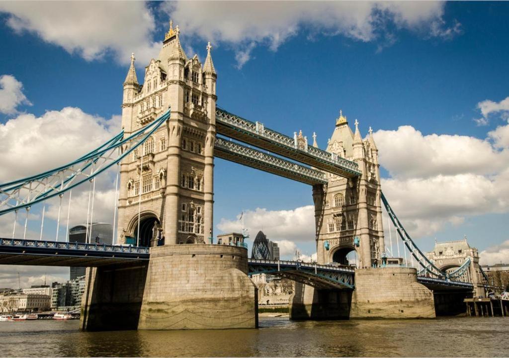 Bridge At Tower Bridge The Shard And Borough Market Londra
